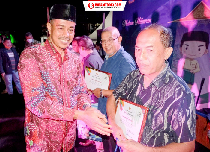Kepala Kantor Kemenag Anambas menyerahkan penghargaan kepada perwakilan masyarakat Kecamatan Siantan Selatan